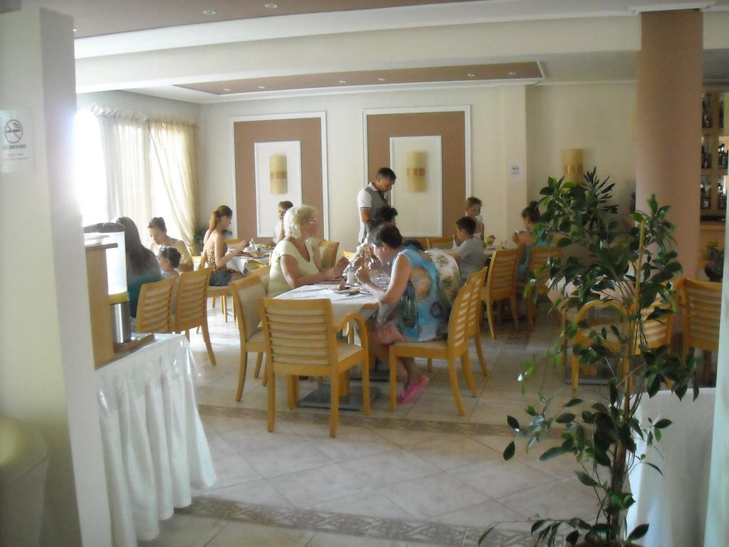 Iris Hotel Nea Kallikrateia ภายนอก รูปภาพ