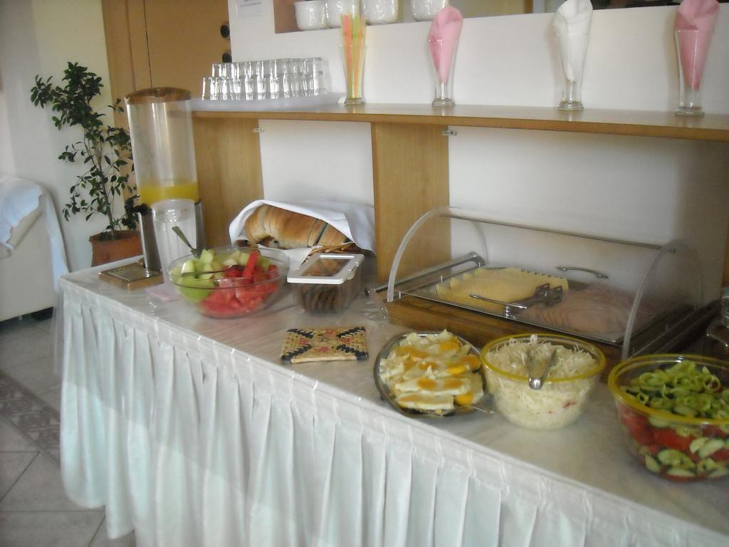 Iris Hotel Nea Kallikrateia ภายนอก รูปภาพ