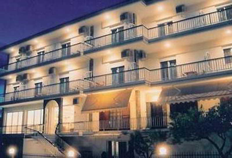 Iris Hotel Nea Kallikrateia ภายนอก รูปภาพ